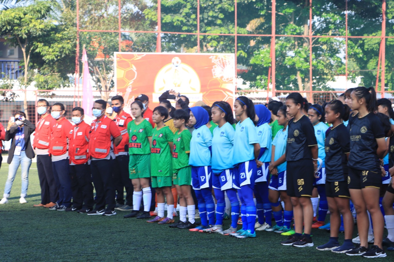 Para peserta Piala Gubernur DKI Jakarta 2022 dalam acara pembukaan turnamen di Lapangan PSF, Jakarta, Jumat (10/6/2022).