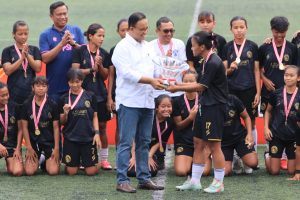 Penyerahan Trophy dari Anies Baswedan untuk Arema FC Women/Dok.ASBWI