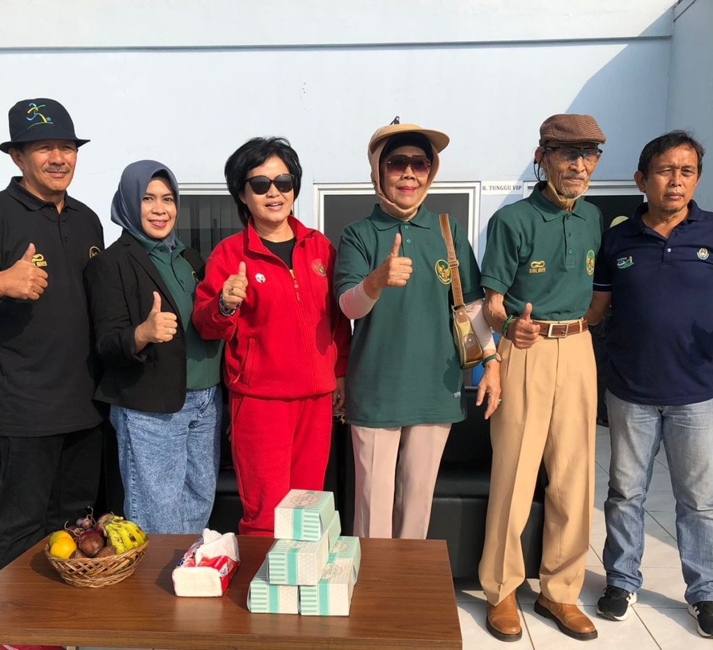 Papat Yunisal dan Marti Sugiyani menghadiri Pembukaan Piala Walikota Bandung