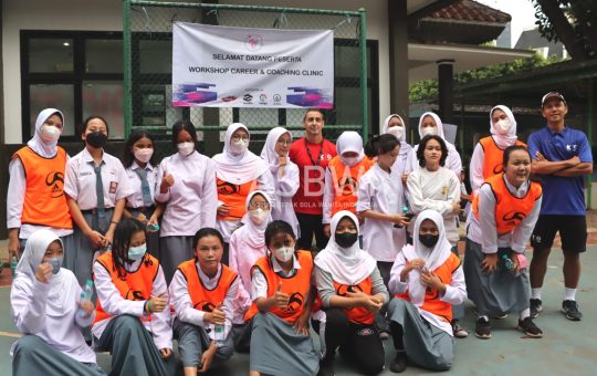 Sesi Coaching Clinic siswi-siswi SMAN 3 Jakarta Selatan bersama Eladio Antonio dari EDF La Liga/Dok.ASBWI