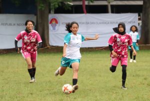 Aksi peserta Festival U-12 Sepak Bola Putri di Stadion PSPT, Tebet, Jakarta Selatan / Dok.ASBWI