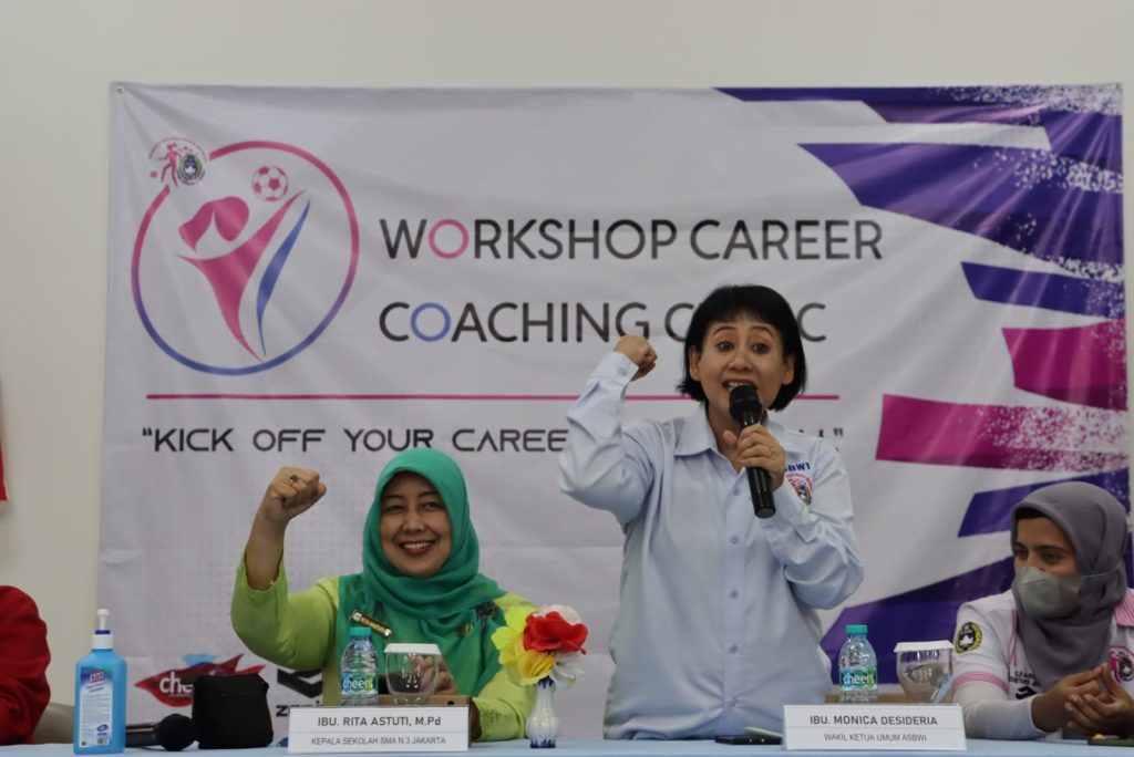 Potret Monica Desidera ( Wakil Ketua Umum ASBWI) saat menghadiri Workshop Career & Coaching Clinic di SMAN 3 Jakarta Selatan, Jumat (9/9/2022) / Dok. ASBWI