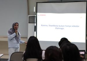 Souraiya Farina selaku Sekretaris Jenderal ASBWI saat Workshop Career dan Coaching Clinic di SMA Al-Izhar Pondok Labu, Jakarta Selatan / Dok. ASBWI