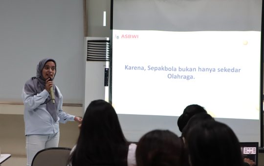 Souraiya Farina selaku Sekretaris Jenderal ASBWI saat Workshop Career dan Coaching Clinic di SMA Al-Izhar Pondok Labu, Jakarta Selatan / Dok. ASBWI